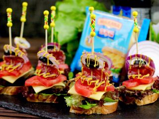 14、开放三明治,淋上黄芥末即可食用