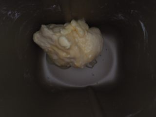 2、汉堡热狗,一个和面键程序结束后 加入软化的黄油，继续和面，直至揉出能拉出大片薄膜为止