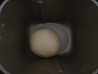 3、汉堡热狗,揉好的面团放在面包机内发酵，发酵至两倍大即可