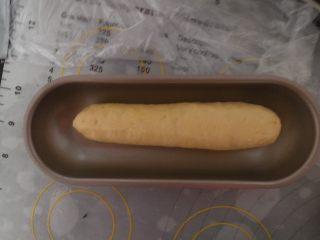 6、汉堡热狗,卷好的面团放在学厨的热狗模具内