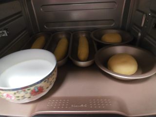 9、汉堡热狗,全部弄好之后，将模具送入烤箱，烤箱内记得放碗温热的水，烤箱开发酵档，发酵至1.5倍大即可