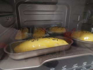 11、汉堡热狗,送入烤箱 上下火171度 烤23分钟。中途上色后记得加盖锡纸（烤箱温度仅供参考）做好的面包胚取出凉至余温后放置在保鲜袋内备用