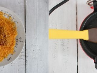 13、汉堡热狗,接着在将裹满蛋液的肉放到面包糠里裹一圈，将汉美驰汉堡机插上电，然后在底部的烹饪板上刷一点油