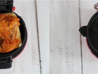 15、汉堡热狗,接着我们将汉堡胚放在底部的烹饪板上，然后在放上一块奶酪和煎熟的猪扒，然后在第一层的烹饪板里面打一个鸡蛋