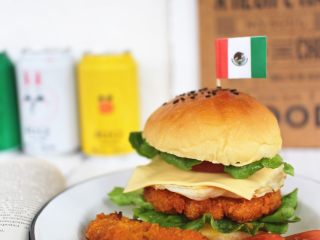 17、汉堡热狗,取出的汉堡可以在中间在夹几片生菜。