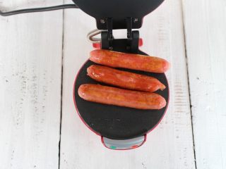 18、汉堡热狗,热狗部分制作，先将烤翅放在煎烤机上烤熟