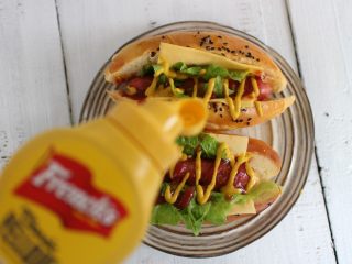 19、汉堡热狗,将热狗胚中间划一刀，然后在放上一片奶酪和一片生菜，然后在将烤好烤翅放在里面，最后挤上黄芥末和番茄酱即可