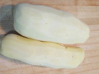 1、炸薯条,准备两个土豆去皮洗净