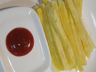 8、炸薯条,沾上番茄酱就可以吃了