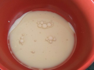 1、肉松小贝杯子蛋糕,首先在碗中牛奶和植物油