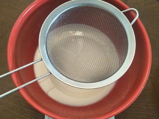 2、肉松小贝杯子蛋糕,过筛好低筋面粉，