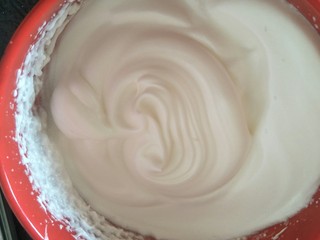 6、肉松小贝杯子蛋糕,打法到湿性发泡就可以了