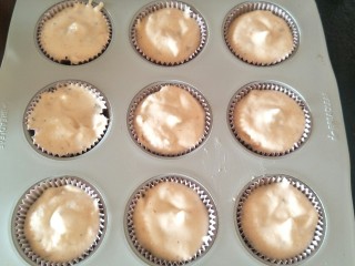 9、肉松小贝杯子蛋糕,放入纸杯蛋糕中正好9个中型杯子蛋糕