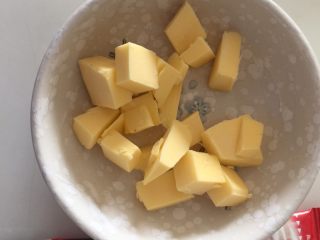 1、奇亚籽咖啡12连迷你面包,先准备好黄油,切小块,备用