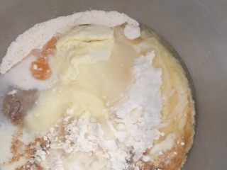 2、奇亚籽咖啡12连迷你面包,厨师机和面盆里先后放入面粉、奶粉、咖啡粉、盐、砂糖、鸡蛋、牛奶