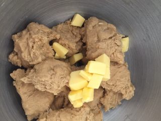 5、奇亚籽咖啡12连迷你面包,把面团撕成小块,放入黄油,开动厨师机2档,5分钟