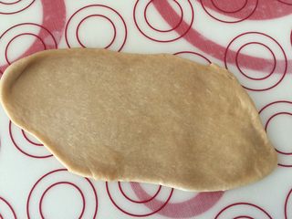 8、奇亚籽咖啡12连迷你面包,取一小块擀成牛舌型