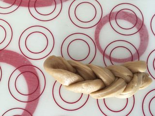 12、奇亚籽咖啡12连迷你面包,然后中间搭在左边上,然后右边又搭在中间上,重复这样,辫子编好尾端收口