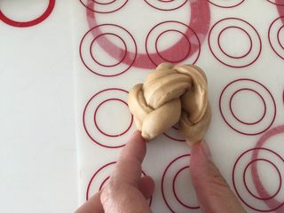 14、奇亚籽咖啡12连迷你面包,两端接一起,收好口子