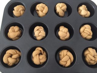 15、奇亚籽咖啡12连迷你面包,放在12连烤盘里