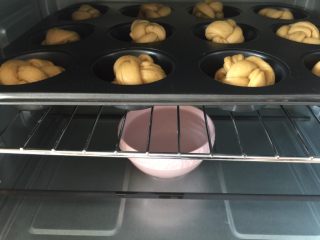 16、奇亚籽咖啡12连迷你面包,烤箱发酵功能38度,底下放碗开水,发酵50分钟