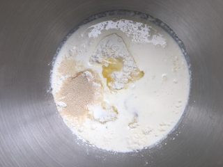 1、紫薯奶油辫子吐司（奶油直接法）,将所有原料一次性全部放入揉面桶（紫薯不要放）