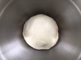 3、紫薯奶油辫子吐司（奶油直接法）,将揉好的面团盖上保鲜膜发酵，在28度以下环境进行一发