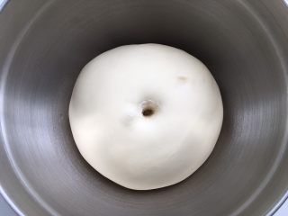 6、紫薯奶油辫子吐司（奶油直接法）,面团发至约2倍大，手指沾面粉在面团上戳个洞，无回缩无塌陷就好了