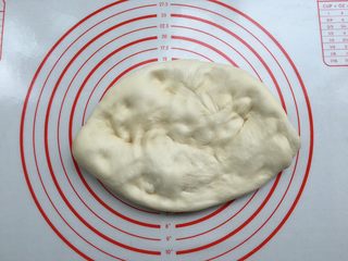 7、紫薯奶油辫子吐司（奶油直接法）,将面团取出，用拳头捶打的方式进行排气