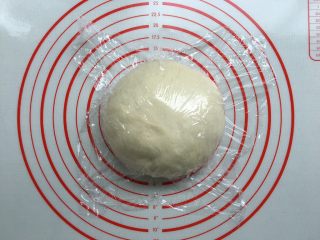 8、紫薯奶油辫子吐司（奶油直接法）,双手将面团滚圆，盖上保鲜膜醒10分钟