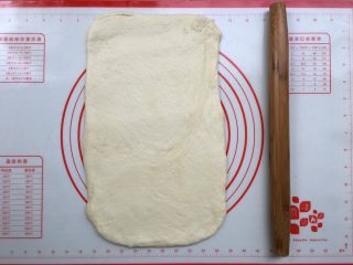 9、紫薯奶油辫子吐司（奶油直接法）,将面团擀成约35*20cm的长方形