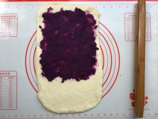 10、紫薯奶油辫子吐司（奶油直接法）,2/3部分铺上紫薯泥