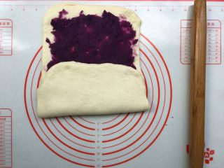 11、紫薯奶油辫子吐司（奶油直接法）,下方1/3无紫薯泥的先翻上去