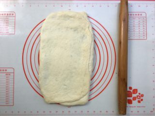 13、紫薯奶油辫子吐司（奶油直接法）,面团旋转90度，擀成约35*15cm的长方形