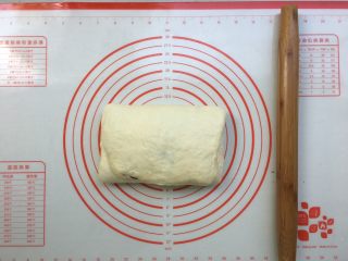 14、紫薯奶油辫子吐司（奶油直接法）,进行第二次三折，继续盖上保鲜膜醒5分钟