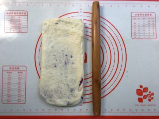 15、紫薯奶油辫子吐司（奶油直接法）,再旋转90度，最后擀成约30*10cm长条