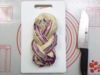 17、紫薯奶油辫子吐司（奶油直接法）,编成辫子，尽量切口朝外，最后收口处捏紧