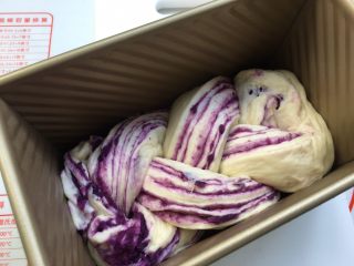 18、紫薯奶油辫子吐司（奶油直接法）,放入吐司盒，烤箱放碗热水，38度二发