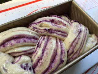 19、紫薯奶油辫子吐司（奶油直接法）,发酵至模具8、9分满，表面刷一层薄薄的蛋液，烤箱预热180度烤4分钟，注意表面上色后盖锡纸