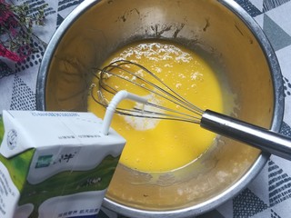 4、草莓蛋糕卷,倒入适量的牛奶，搅拌均匀