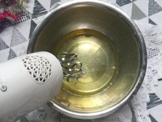 7、草莓蛋糕卷,蛋白滴入白醋，开三档打发蛋白
