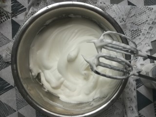 9、草莓蛋糕卷,打发都出现小弯勾就行了