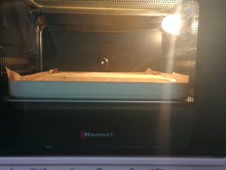 13、草莓蛋糕卷,放入预热好的烤箱，168度35分钟