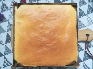 14、草莓蛋糕卷,烤好的蛋糕拿出来放凉