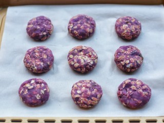 10、紫薯燕麦饼,用刮刀将紫薯球轻轻按扁。