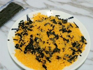 8、海苔味鸡柳(烤箱版),取出海苔将海苔剪碎放入面包糠中拌匀~