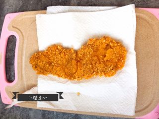 12、超级酥脆的炸猪排,猪排放在厨房用纸上,用厨房用纸吸出猪排表面多余的油分。
