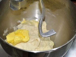 1、吐司面包,揉至面团光滑，加入软化的黄油继续揉