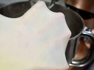 2、吐司面包,揉至能拉出大片薄又结实薄膜的完全阶段