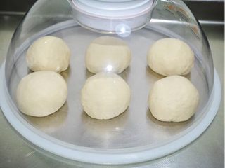 4、吐司面包,发好的面团平均分成6等份，再密封松弛15分钟